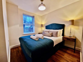 Stylish Luxury Serviced Apartment next to City Centre with Free Parking - Contractors & Relocators